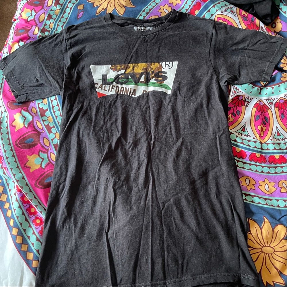 small black levi’s shirt